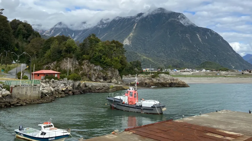 Rampa y embarcaciones en Chaitén, con el cerro al fondo